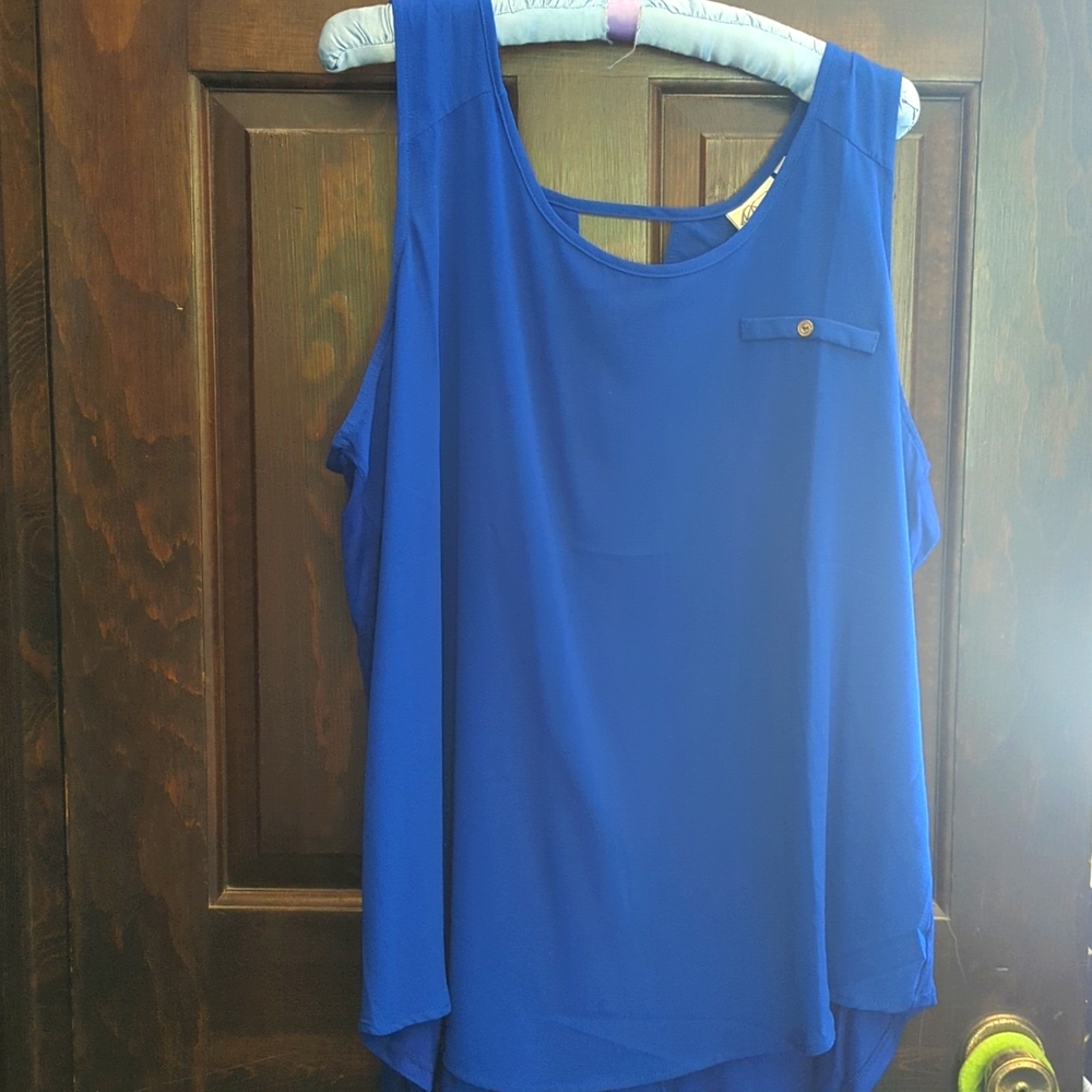 Fancy button knit back, flowing front